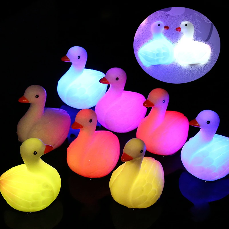 Divertidos y creativos juguetes flotantes de agua de cisne blanco, juguetes de animales brillantes de inducción bonitos de dibujos animados, juguetes de baño para bebés, regalos de cumpleaños