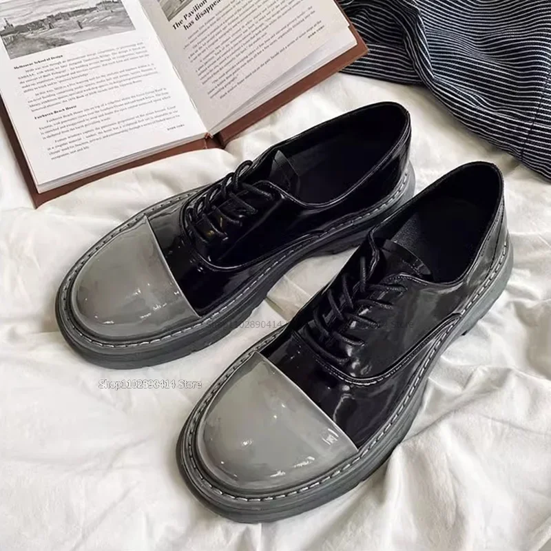 ミックスカラーパテントレザーラウンドトゥメンズシューズファッションクロスストラップメンズシューズレトロブリティッシュジャパニーズスタイルランウェイメンズカジュアルシューズ