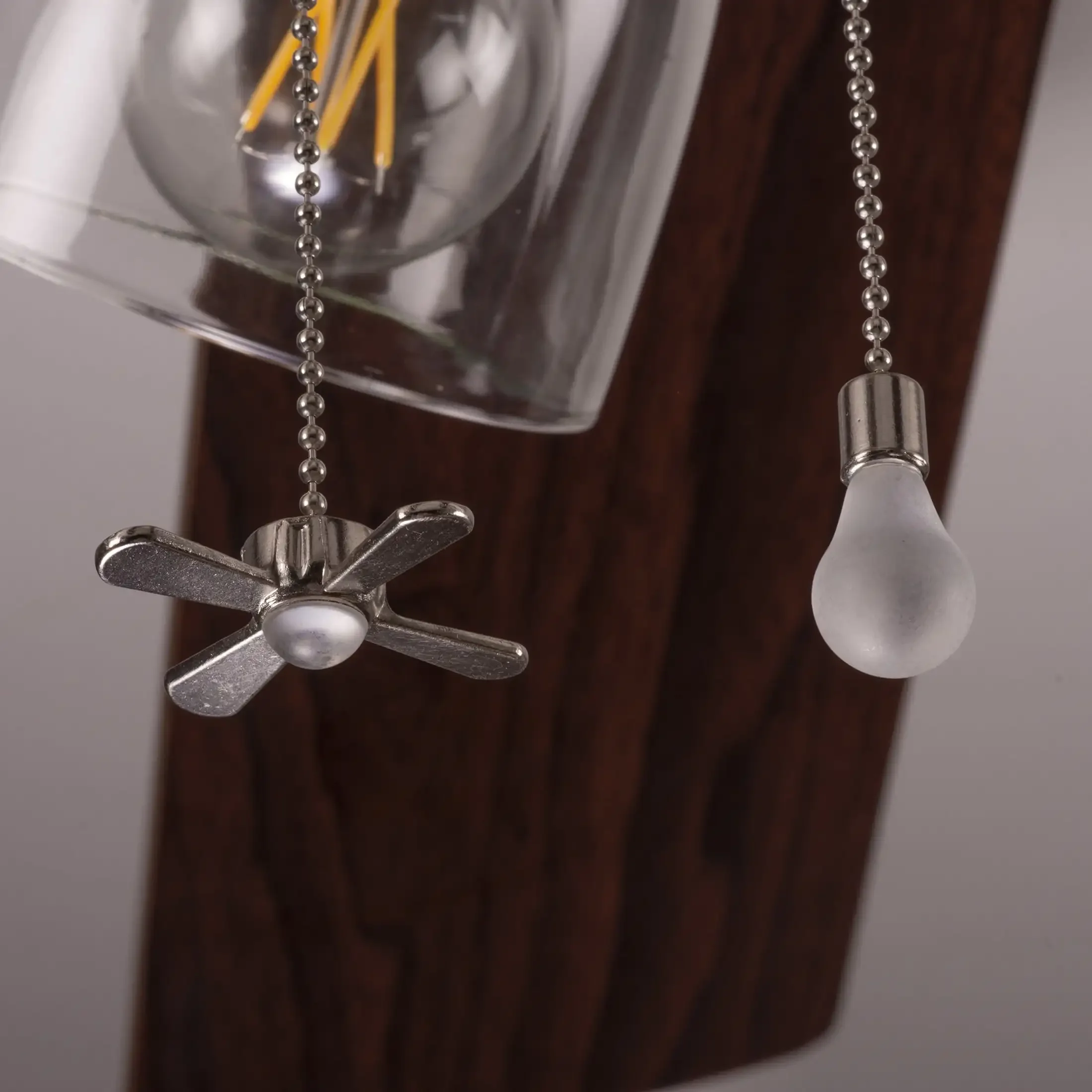 Ventilatore da soffitto a catena in nichel satinato da 7 "con lampadina