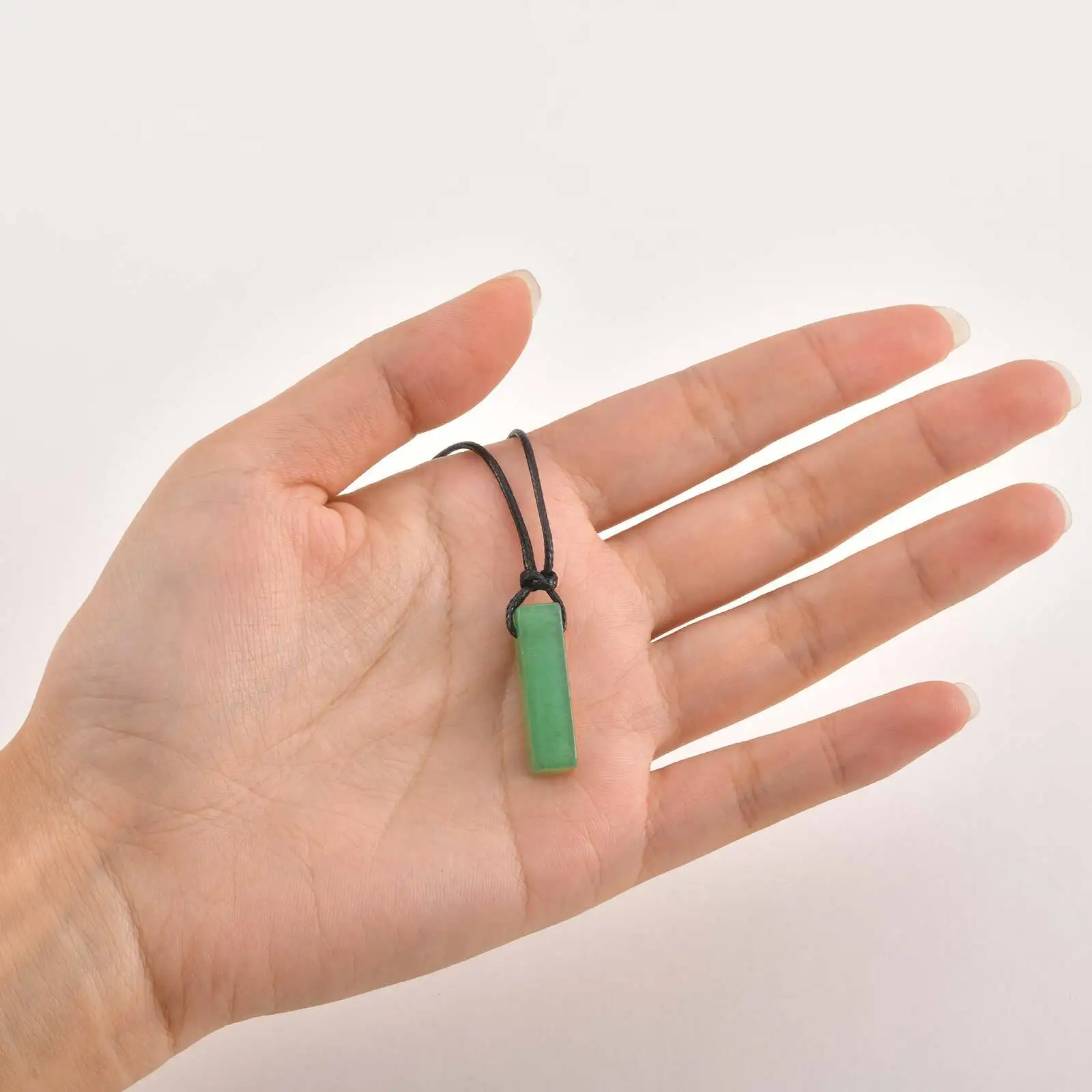 Grüne Heil-Naturstein-Halskette für Männer, Zylinder-Anhänger mit schwarzem Leder-langem Wachsseil-Kragen, Pullover-Kette als Geschenk – Detail 4