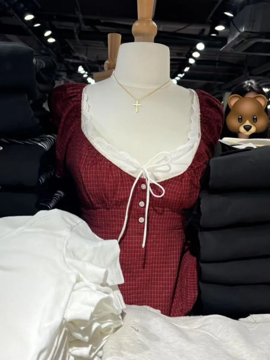 Camiseta con adornos de encaje a cuadros rojos, blusa para mujer, camisetas de algodón de manga corta abombada con tres botones, Tops cortos dulces Y2k con cuello cuadrado de verano