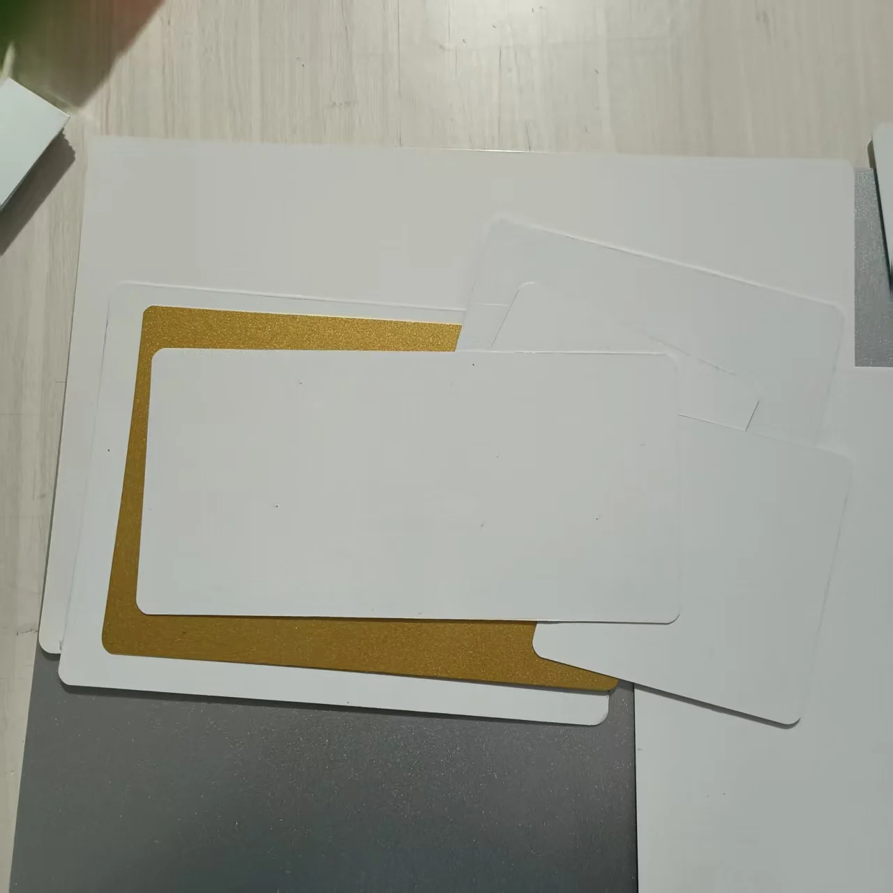 Metalowe płytki aluminiowe do sublimacji, z zaokrąglonymi krawędziami, grubość 0,5 mm, 20 sztuk, dostępne w wielu rozmiarach, idealne do samodzielnego tworzenia wydruków fotograficznych. — zdjęcie produktu 2