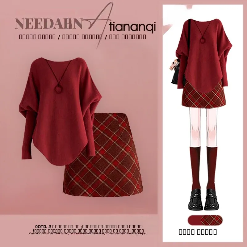 

Элегантный вязаный комплект из двух предметов для женщин: красный свитер и клетчатая юбка-обертка. Рождественская атмосфера, осенне-зимний модный стиль.