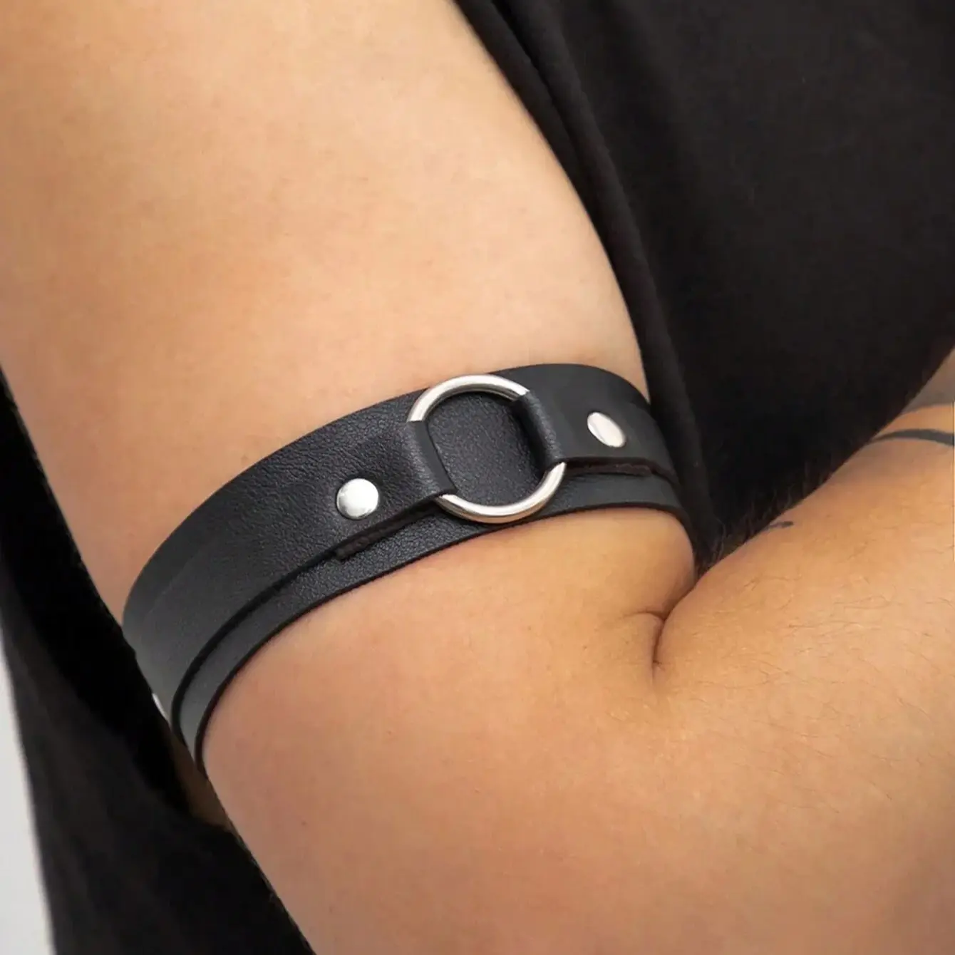 1pc Men\'s Black PU Leather Fashion Arm  Men\'s Punk Style Black Leather Arm Bands As Fashion Performance Accessories