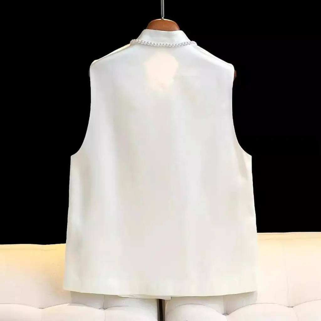

Women's White Embroidered Jade Buckle Acetic Vest Light Luxury Style Chinese Stacked Top for Women