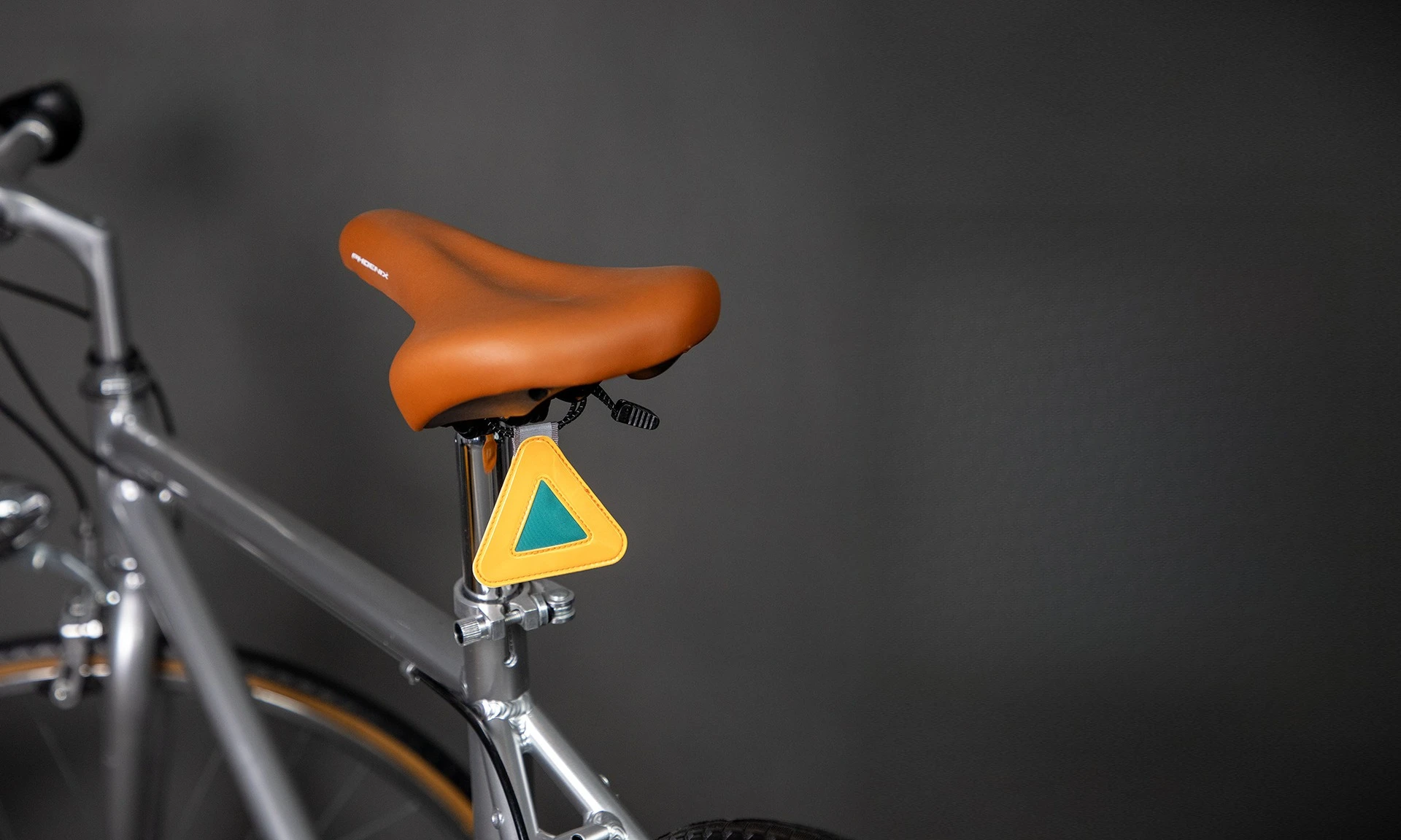Multifunktionales elastisches reflektierendes Dreiecksschild, Fahrradsattel-Hängereflektor, Sicherheitswarnetikett für Nachtfahrten zur Sicherheit. – Detail 1