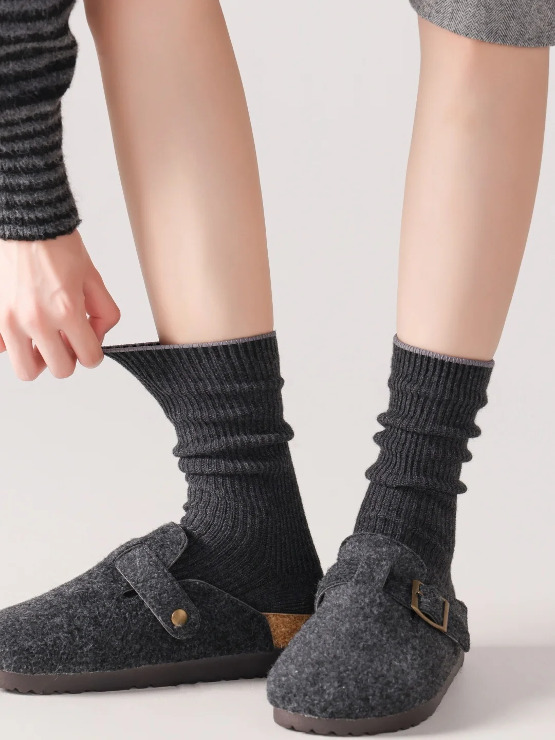 meias-de-la-macias-ate-o-meio-da-panturrilha-para-o-dia-a-dia-cor-pura-preta-confortaveis-para-o-inverno-design-simples-acessorios-casuais-de-moda