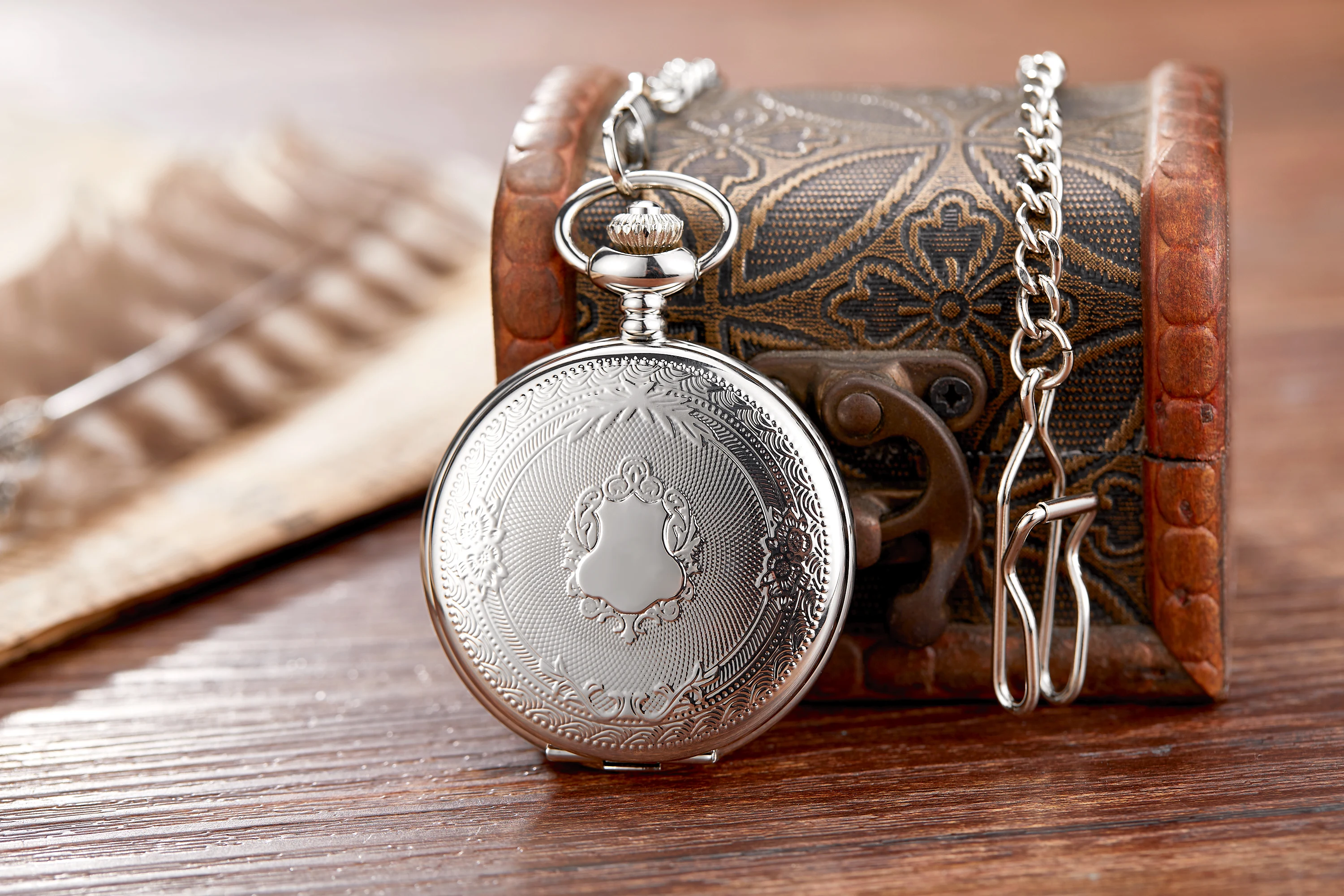 Vintage Shield Cover Mechanical Hand Winding Pocket Watch Roman Numerals Dial Fob Chain Pendant Clock Timepiece Gift Men