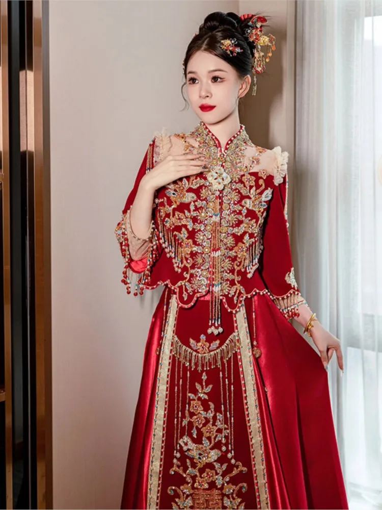 

A new style of traditional Chinese dragon and phoenix gown for in red velvet dress