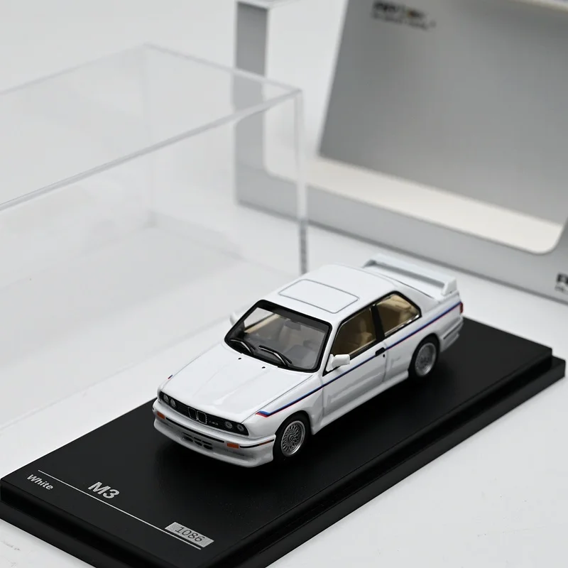 

AlmostReal 1:64 M3 E30 White Alloy Car Model