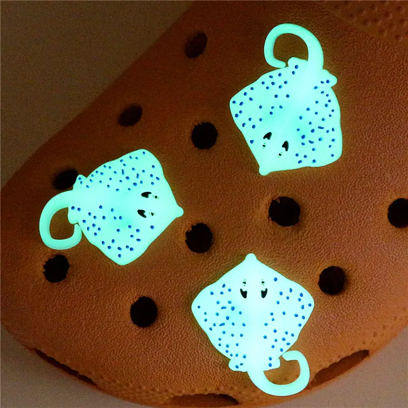 Original 3pcs/lot Luminous Fish PVC Shoe Charms Decorations Funny Glowing Manta Ray Designer Buckle Kids Gifts U501