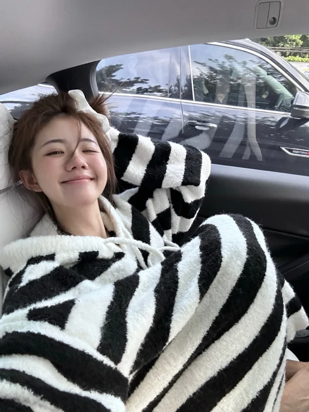 

Мягкий вязаный свитер-худи Peachzhou для женщин, черно-белые полосы, длинный рукав, свободный крой, осенняя мода 2024