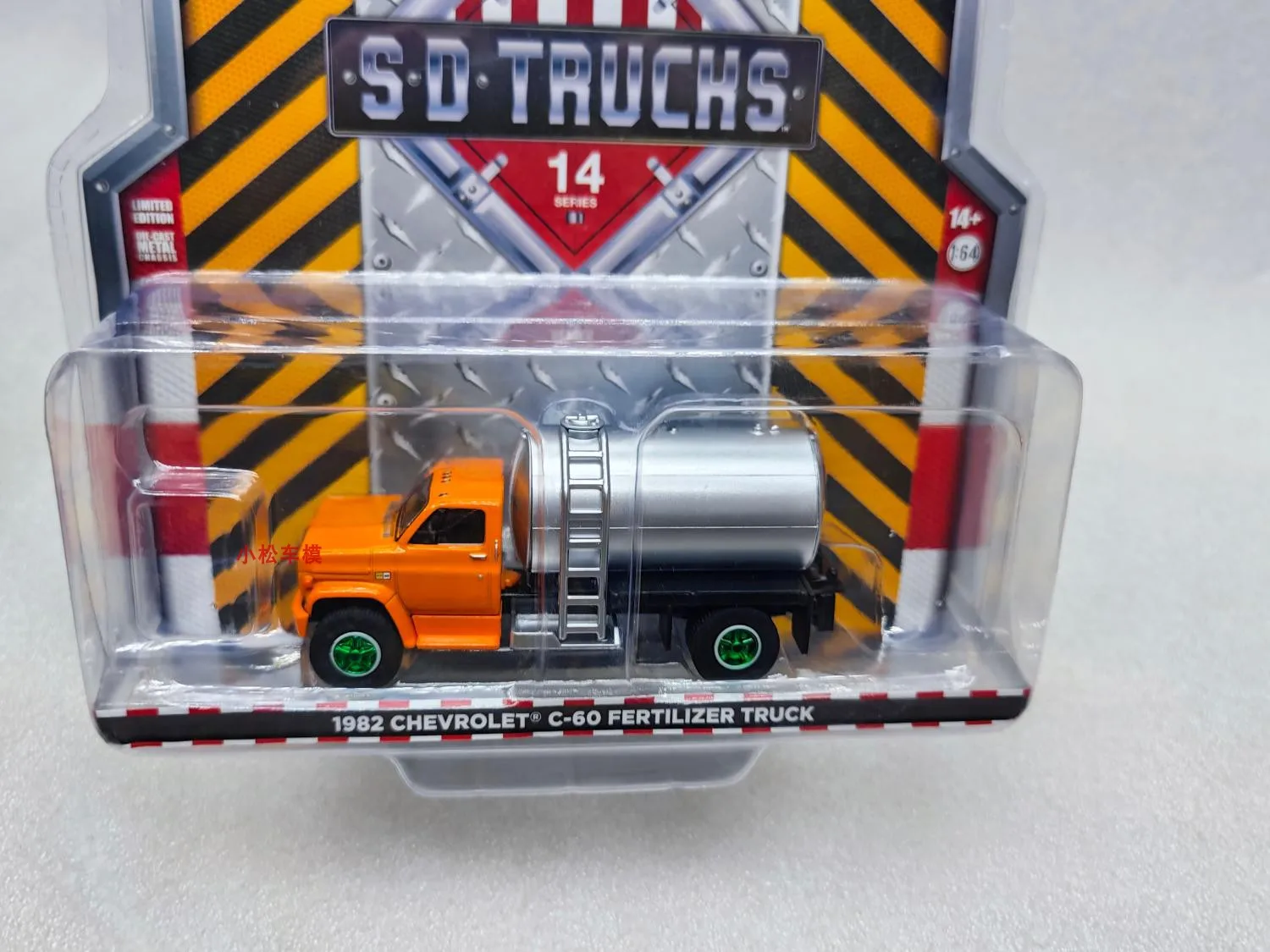 Camion fertilizzante Chevrolet C-60, modello di auto giocattolo meccanica verde