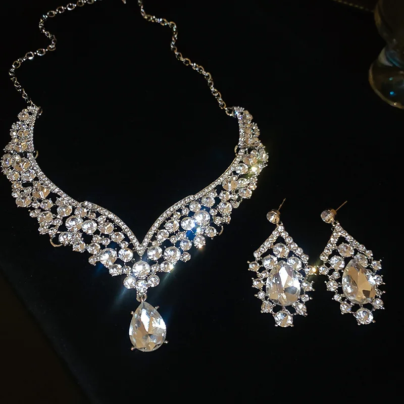 2 Pcs Bling V-shaped Rhinestones Pendant Necklaces Set for Women Hollow Out Geometric Water Drop Earrings Banquet Gathering H