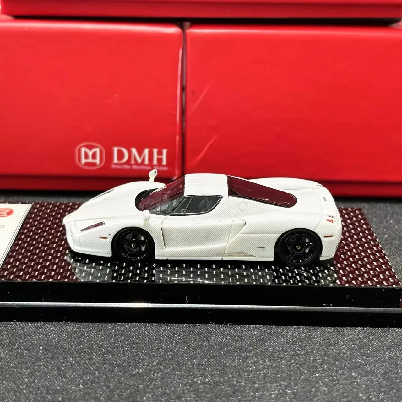 

DMH 1:64 Enzo White Carbon Limited 99 Resin Model Car