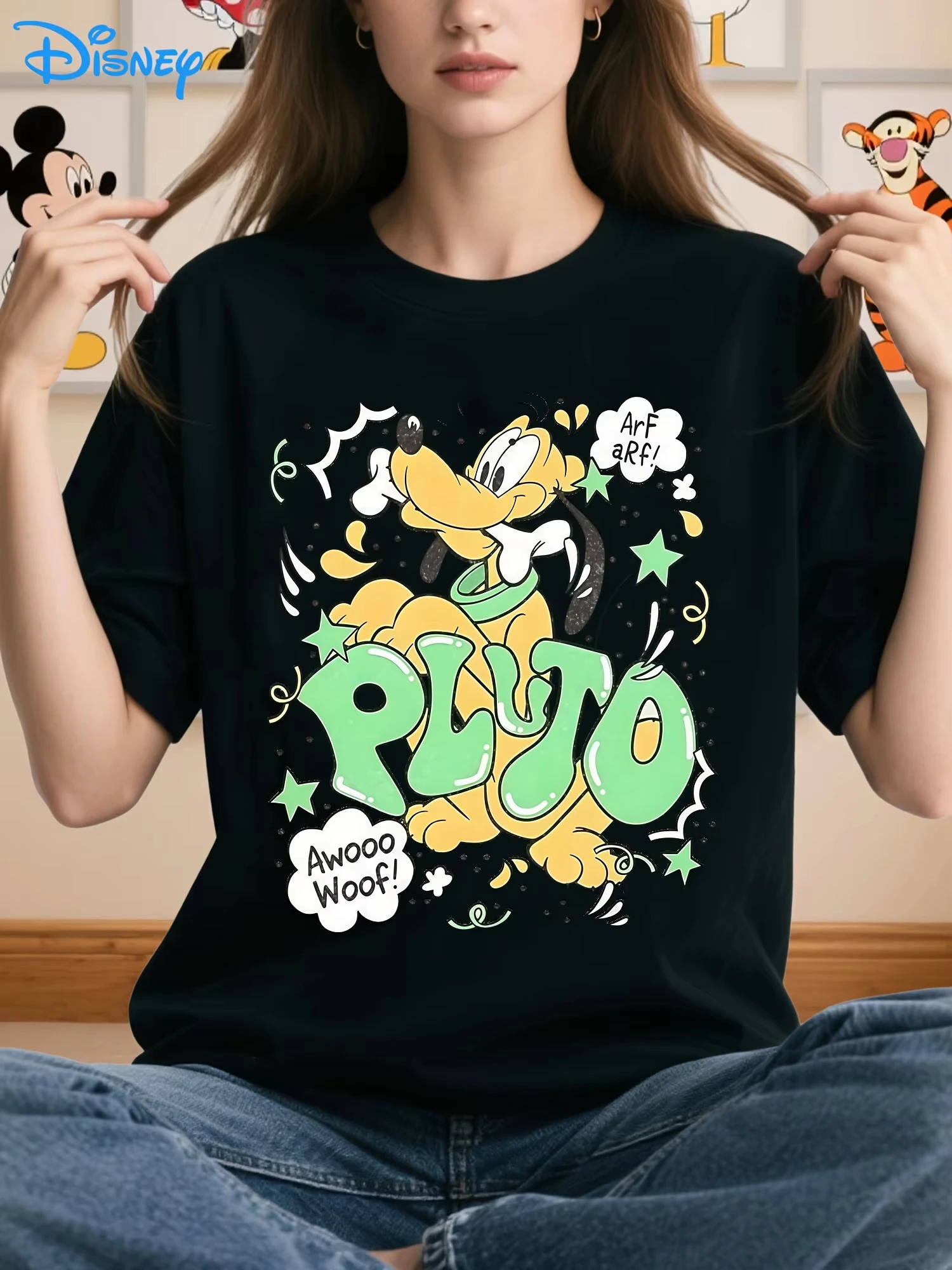 تي شيرت نسائي كبير الحجم من Disney Pluto The Happy Dog - برسومات بلوتو والعظام مع "Howdy Woof!" ونص "بلوتو"، ناعم وقابل للتمدد