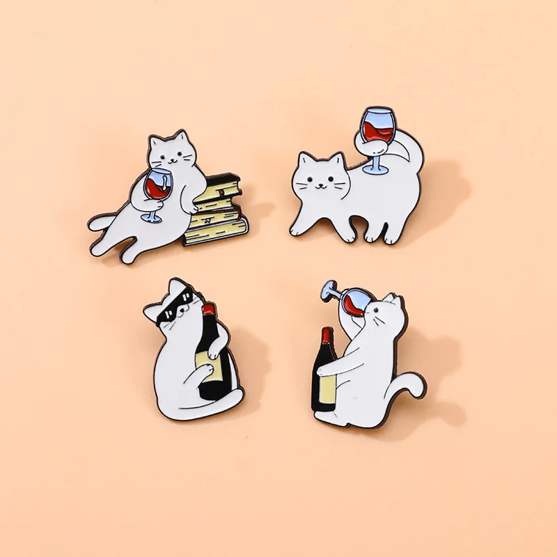 Pin de solapa de dibujos animados de gato súper lindo, juego personalizado, gatito blanco frío, beber vino tinto, broche de modelado, sombrero de ropa, pin de bolsa