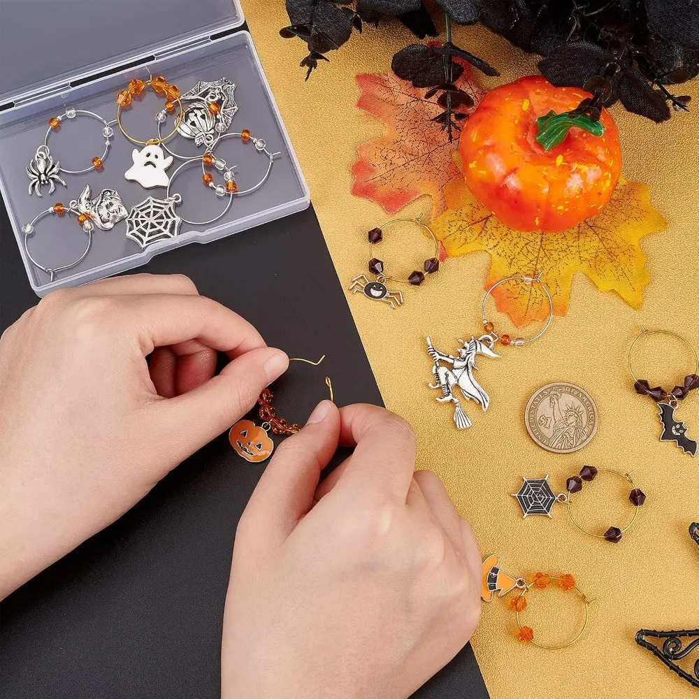 ชุดเครื่องประดับแก้วไวน์ธีมฮาโลวีน 24 ชุด พร้อมจี้ตกแต่ง 12 แบบ และต่างหูห่วงสำหรับค็อกเทล