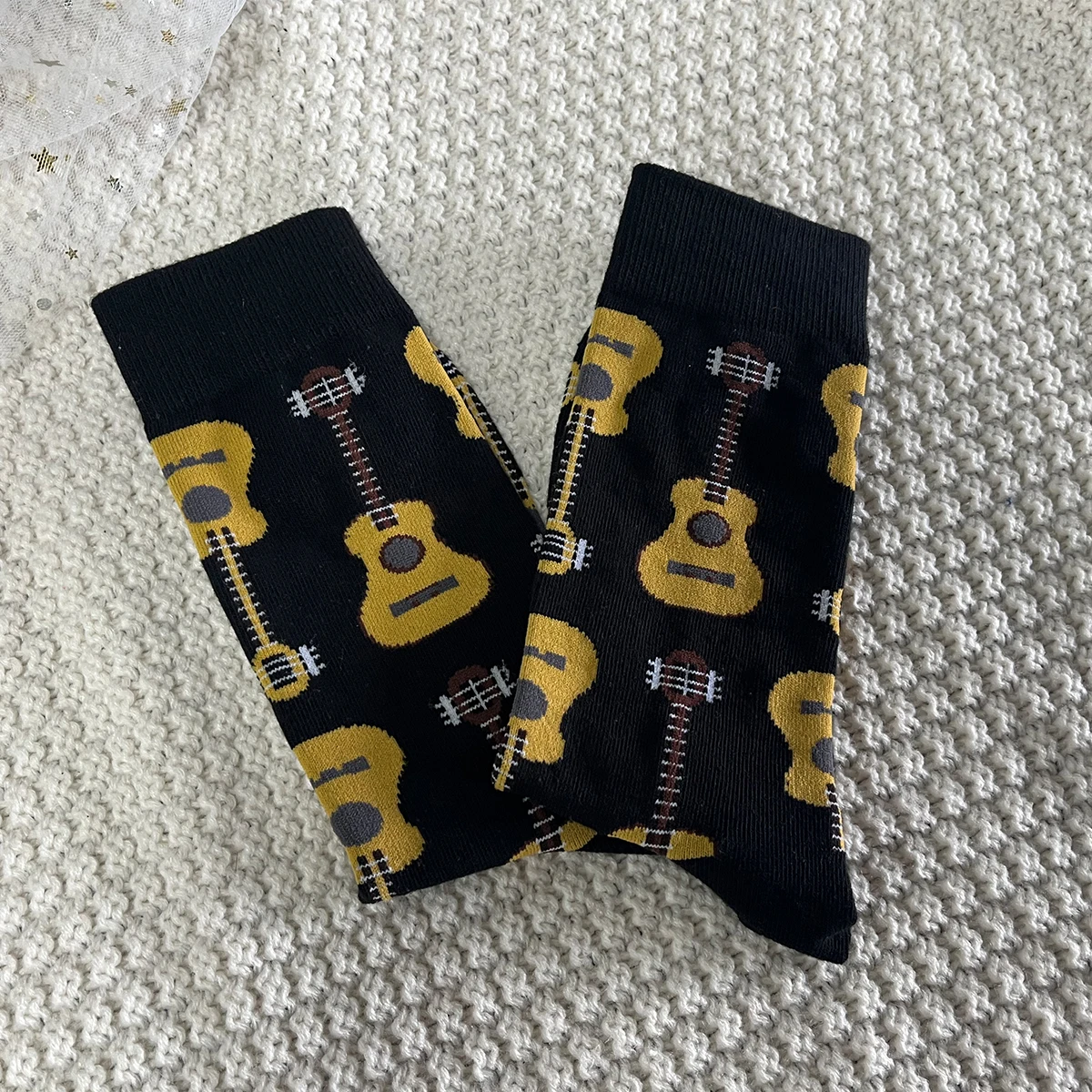 1 Pairs Unisex Classic Acoustic Guitar Pattern Fahion Trendy Comfy Mid Tube Socks Suit In All Seasons