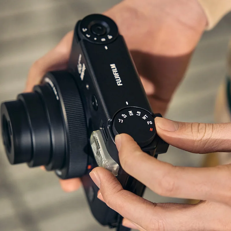 كاميرا Fujifilm Instax Mini 99 Neo Classic الجديدة كاميرات فورية محمولة لهدية عيد الميلاد باللون الأسود (حزمة أفلام اختيارية)