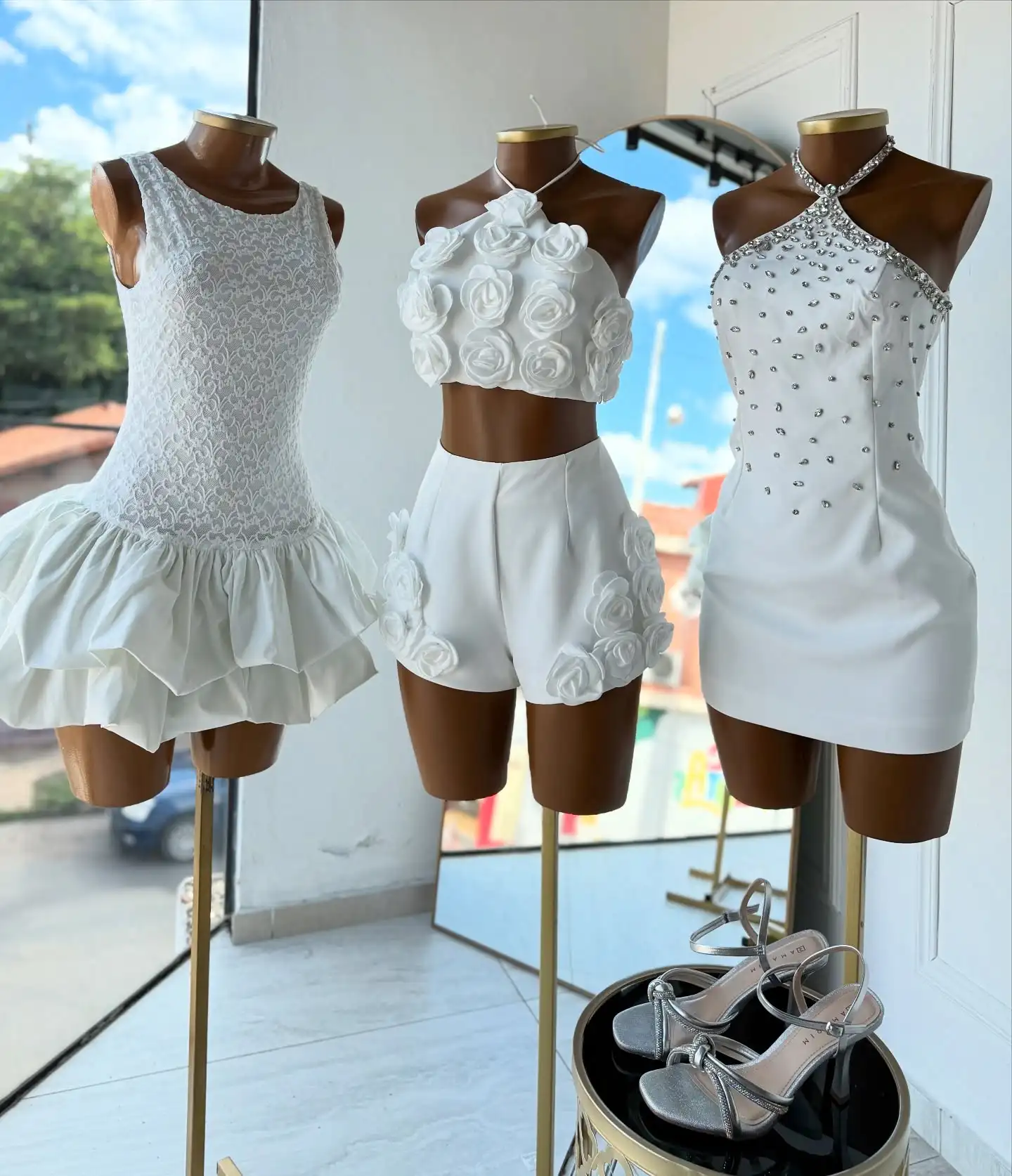 Vestido de Festa Branco em Duas Peças com Flores, Bonito Vestido de Verão em Cetim com Rosas 3D, Vestidos Sexy para Casamento e Festas
