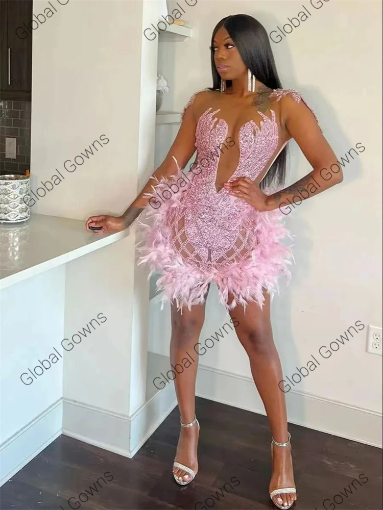 Rosa O-Ausschnitt kurze Ballkleider für schwarze Mädchen Federn Geburtstagskleid Mini-Cocktailkleider Perlen Kristall Homecoming Robe De Bal
