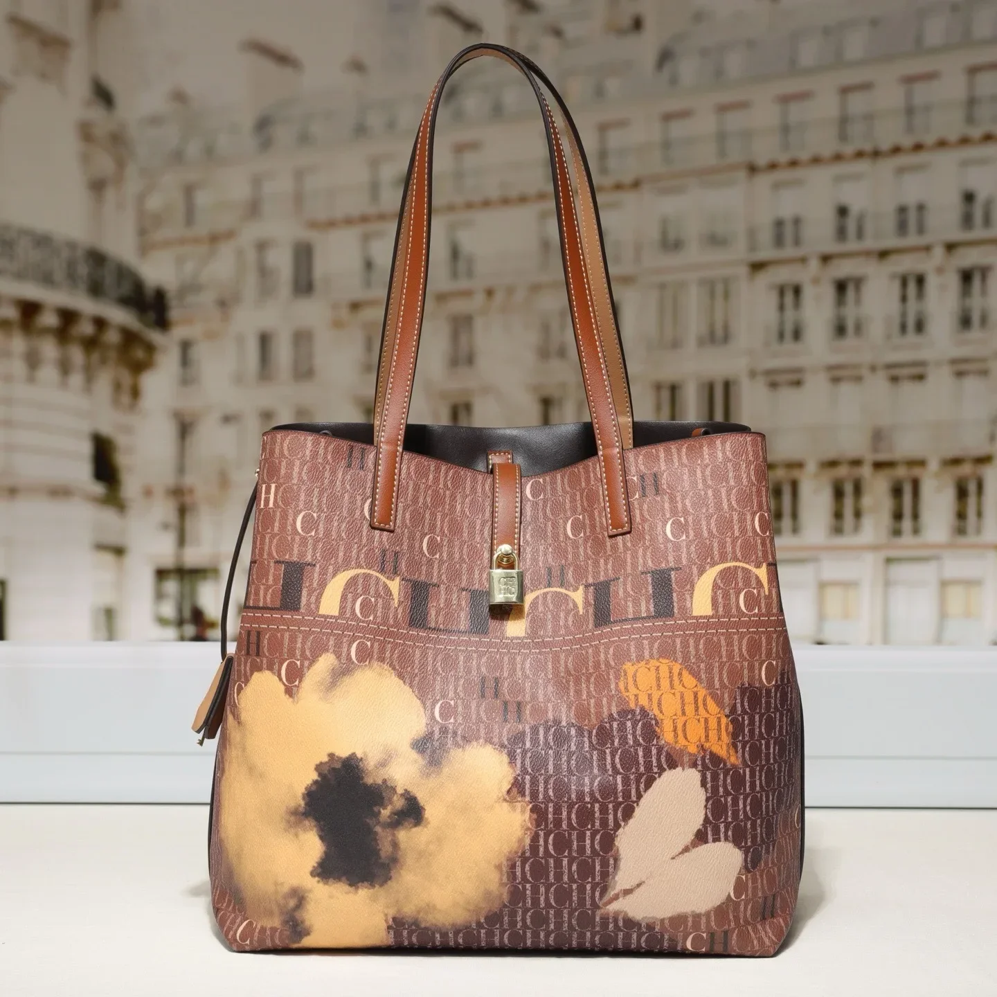 

Luxury Brand Signature Women Messenger Bag: Crafted With Smooth Leather And Features Shoulder Bag To Crossbody-Bag Transition