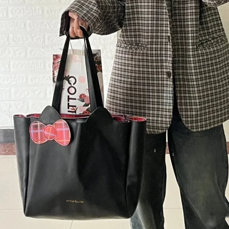 حقيبة حمل هالو كيتي المحمولة حقيبة كروس على شكل قلب الفتاة ذات سعة كبيرة تناسب الجميع حقائب كتف واحدة للمرأة الكرتونية