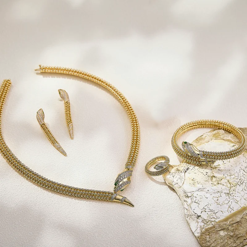 

Дизайнерская коллекция Стиль Ожерелье Браслет Серьги Кольцо Инкрустация Кубический циркон Зеленые глаза Змея Змеиные 4 шт. Наборы ювелирных изделий для вечеринок