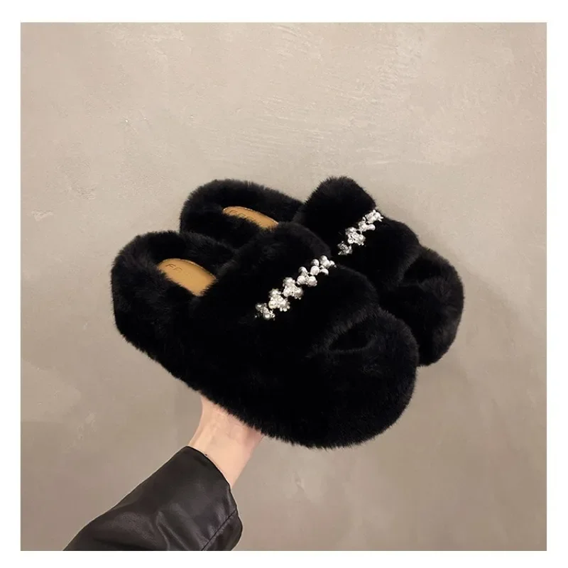 Neue Winter-Hausschuhe für Damen mit offenem Zehenbereich, kurzem Plüsch, modischer Strass- und Perlenverzierung, rutschfest, mit klobiger Plateausohle und flauschigem Innenfutter – Detail 11