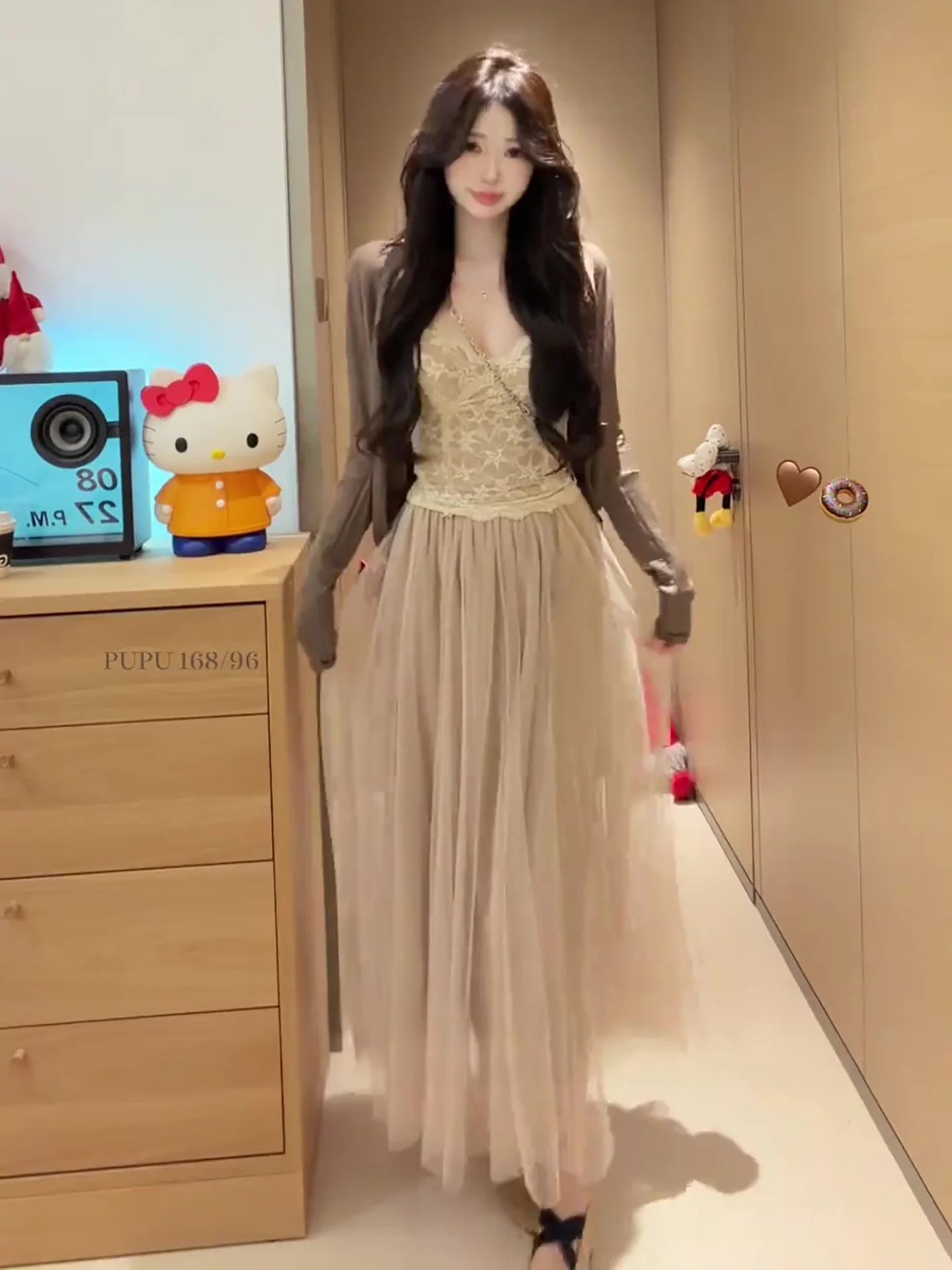 

Повседневный комплект из трех предметов: платье с кружевной отделкой и длинными рукавами, кардиган в стиле оверсайз и юбка с высокой талией. Модный весенне-летний костюм.