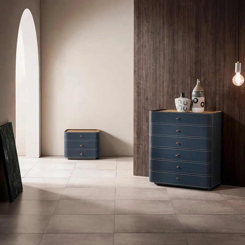 طاولة بجانب السرير من الخشب الصلب الإيطالي البسيط، وخزانة حافة من الجلد، وخزانة صدر بثلاثة أدراج لغرفة النوم، باللون الأزرق الملكي الراقية