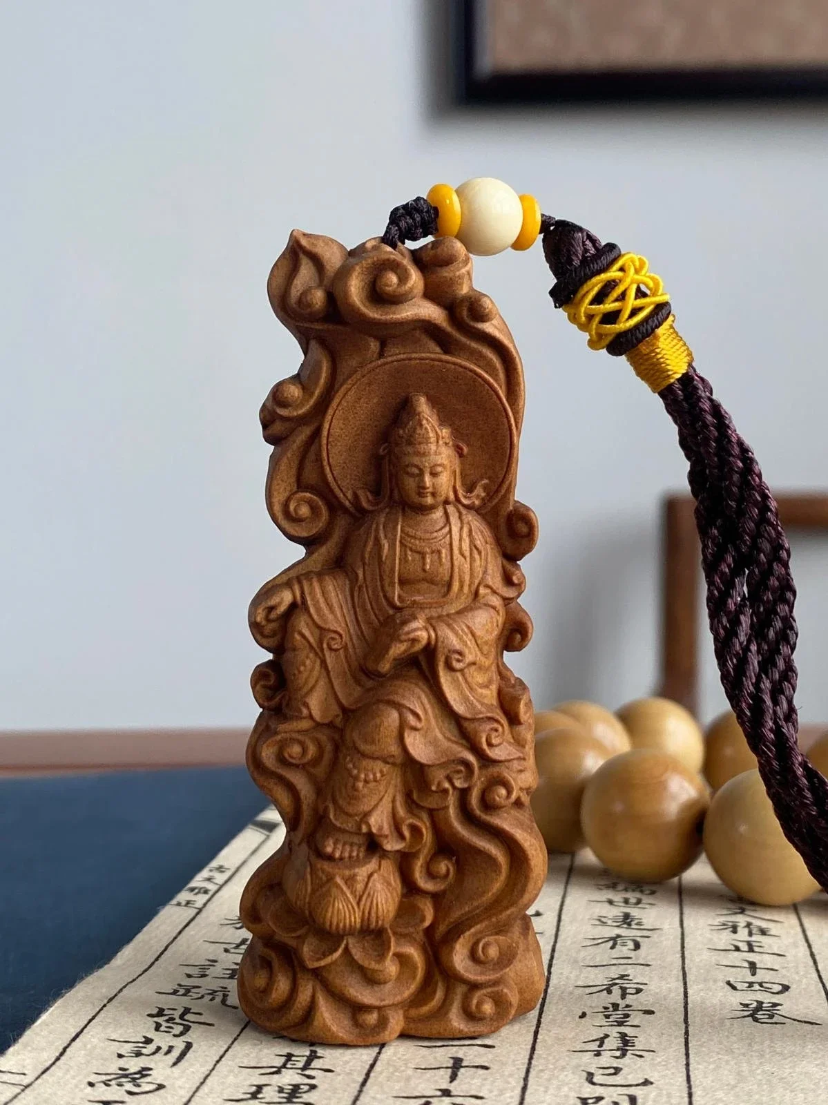 Miniature statue Carving process of Australian sandalwood handle car pendant; wenwan Buddha statue; solid wood beads; Guanyin