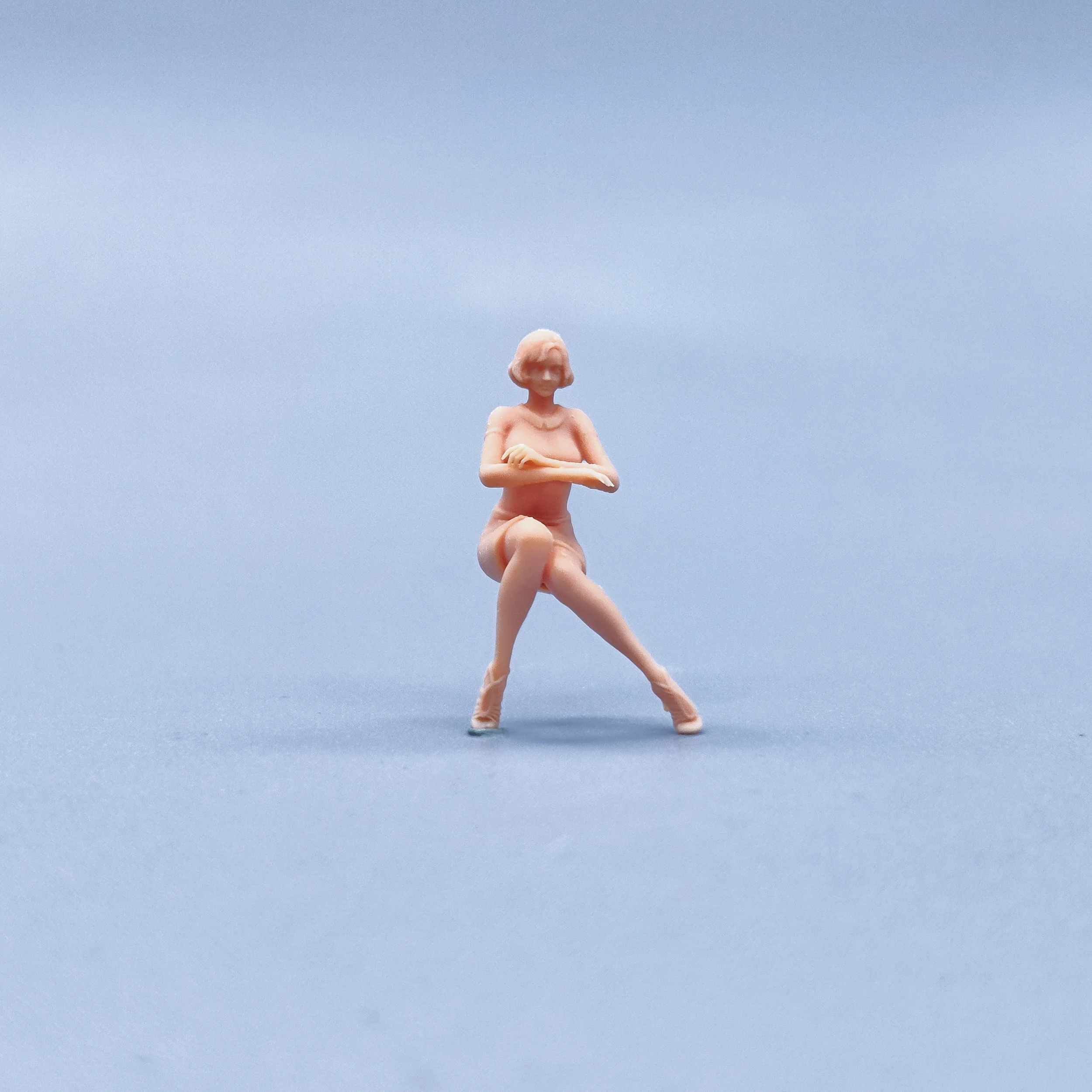 

1/64 1/43 Figurines Scale Model Resin Sitting Posture Short Haired Girl Uncolored Miniatures Diorama Hand-painted W429