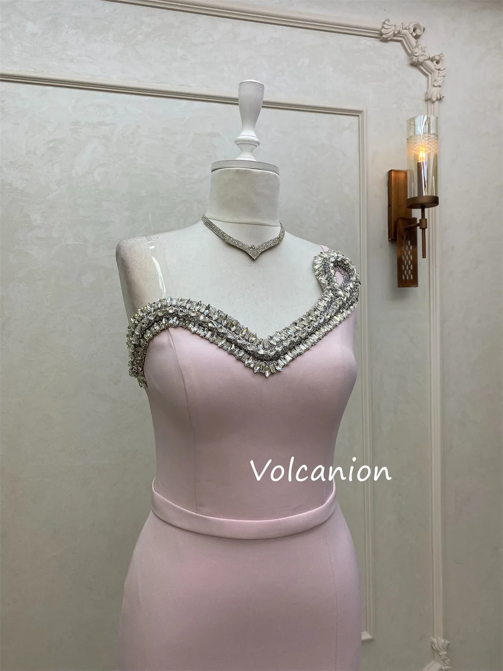 Vestidos midi rectos sin tirantes con lentejuelas de Jersey elegante personalizado, estilo moderno de moda para ocasiones a medida