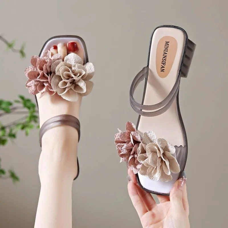 Wedge 2026 Neue Damen Einriemen-Sandalen Sommerliche Blumen-Outdoor-Strandsandalen für Röcke Hochhackige Mode-Freizeitschuhe
