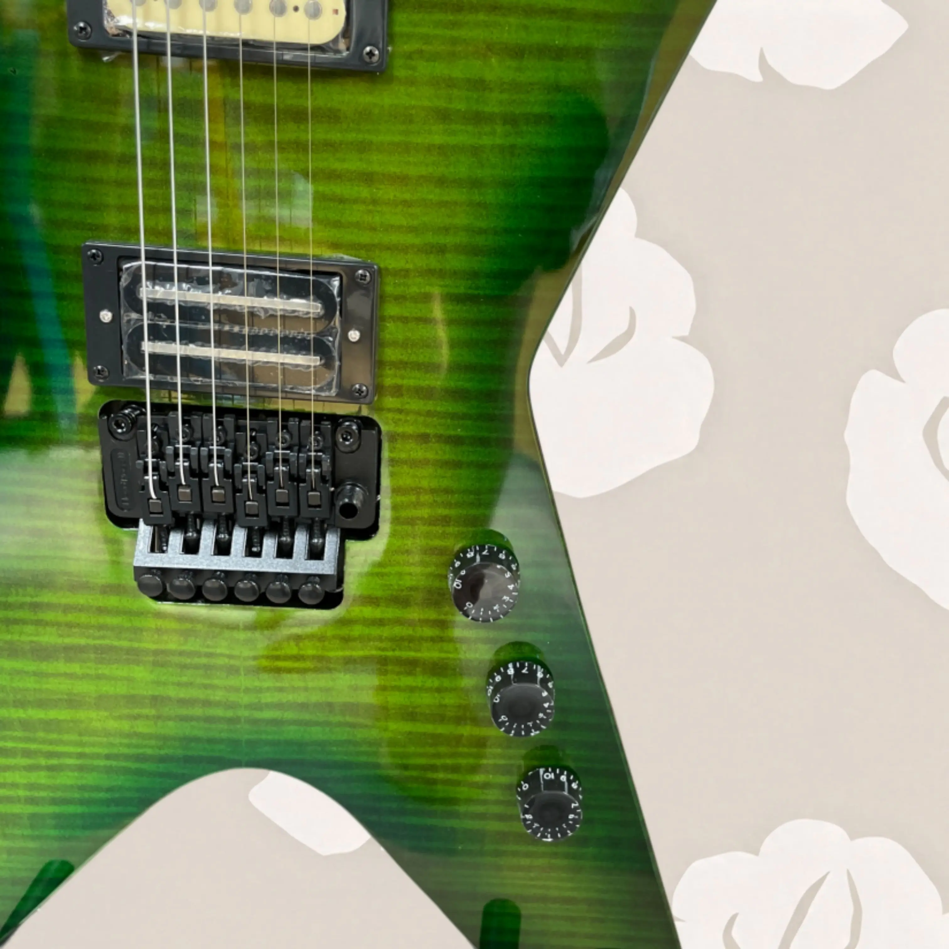 Green Flame Grain Electric Guitar, Black Hardware Guitars, Exquisite Workmanship for Heavy Metal Stage Performance Guitarra
