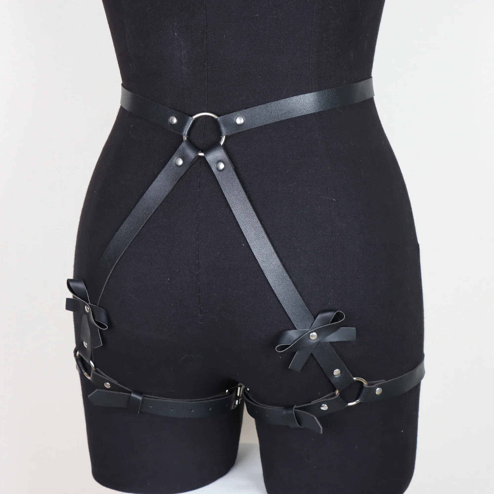 Frauen PU Leder Harness Sexy Dessous Bdsm Verband Bein Strumpfgürtel Goth Kleidung Bogen Unterwäsche Fetisch Erotische Rave Schwert Strumpfbänder