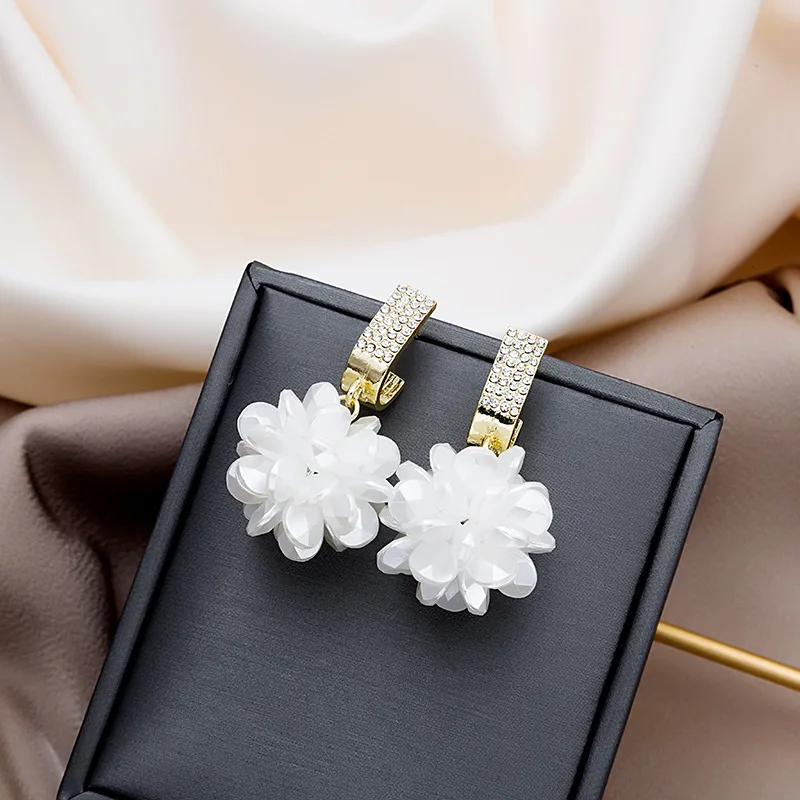 Korean Fashion White Petal Ball Earrings for Women Elegant Long Sweet Summer Pearl Rhinestone Flower Earrings Female Jewelry