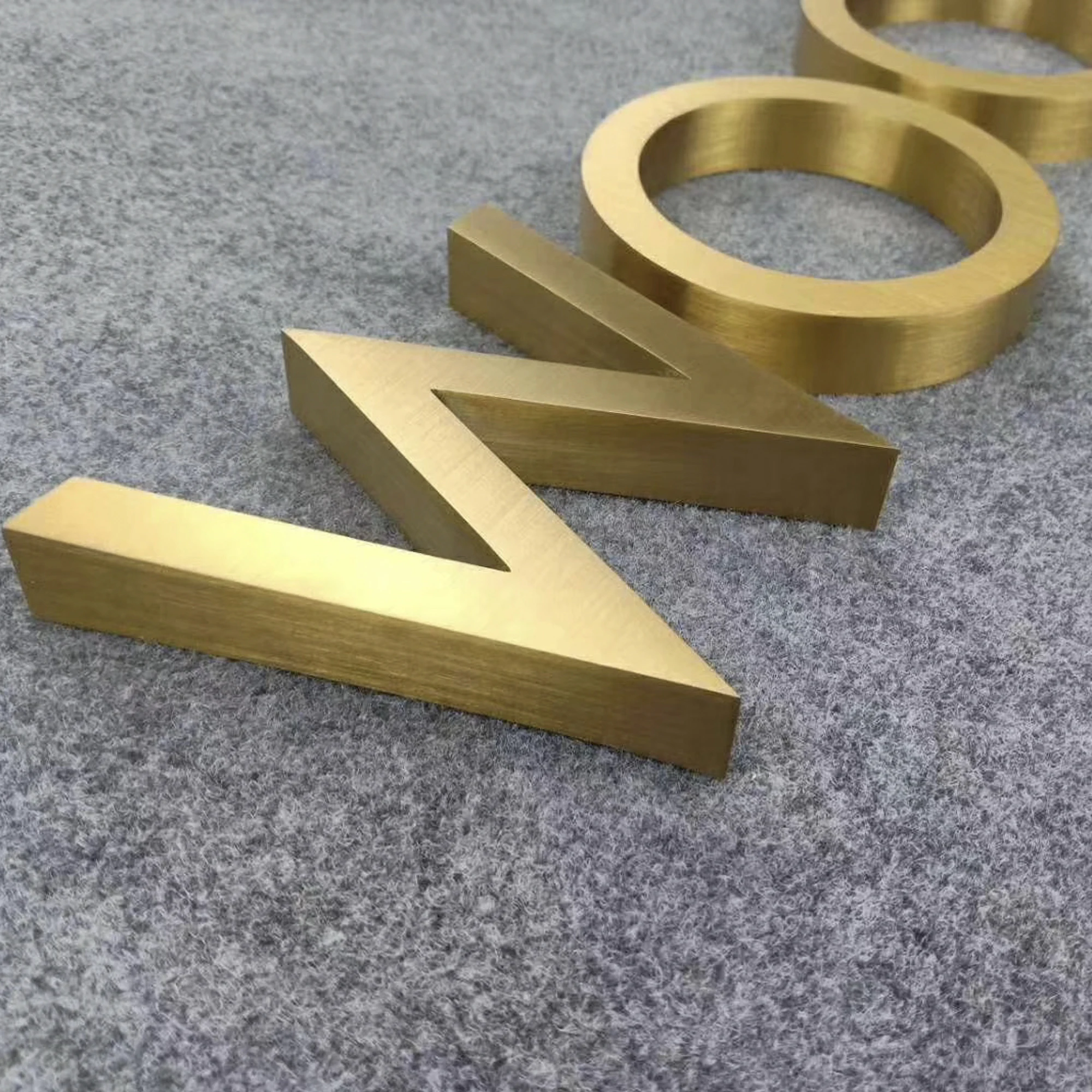 Aangepaste Decoratieve Geborsteld Messing Afwerking Metalen Letters Teken Massief Gesneden 3d Logo Voor Hotelkamer Nummer