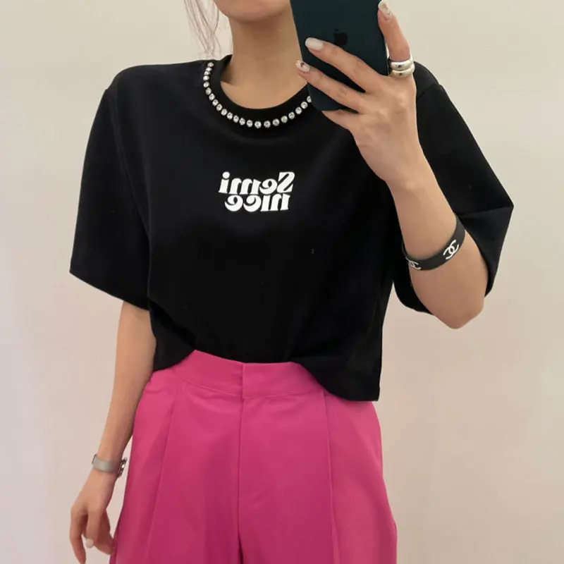 

Chic Diamond Accented Letter Print round Ne ort Sve Casual T-irt Korean Sle Loose Fit Summer Top for Young Women