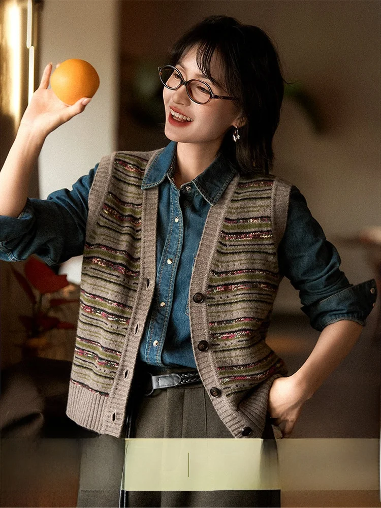 

Warm Fog Wave Knitted Vest Wool Camere Striped Poem Xhange Ladies Casual Comfortable V-ne Button Closure Knitwear