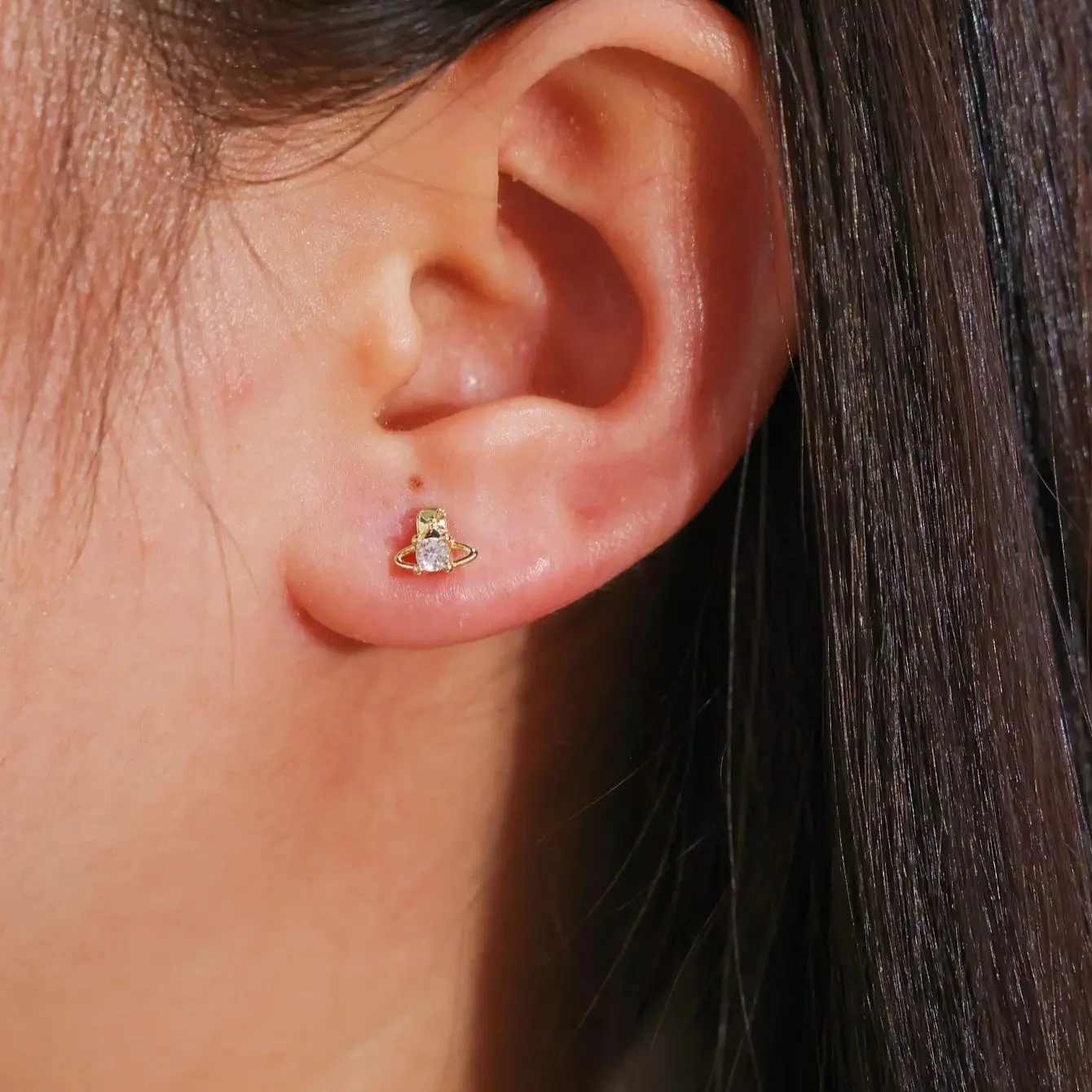 1-زوج من أقراط الزركون الاصطناعية المحيطة بالزحل، أظافر رائعة ولطيفة على شكل عظمة الأذن للنساء، تصميم فريد وبسيط