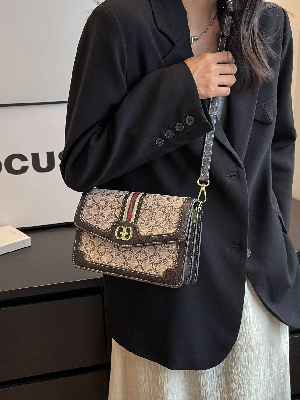Designer style small retro handbag 2025 new model fashionable crossbody bag classic high-quality single-shoulder business bag