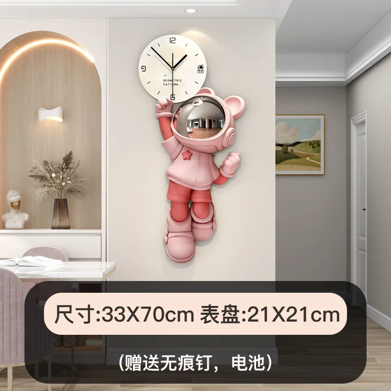 Часы с изображением астронавта