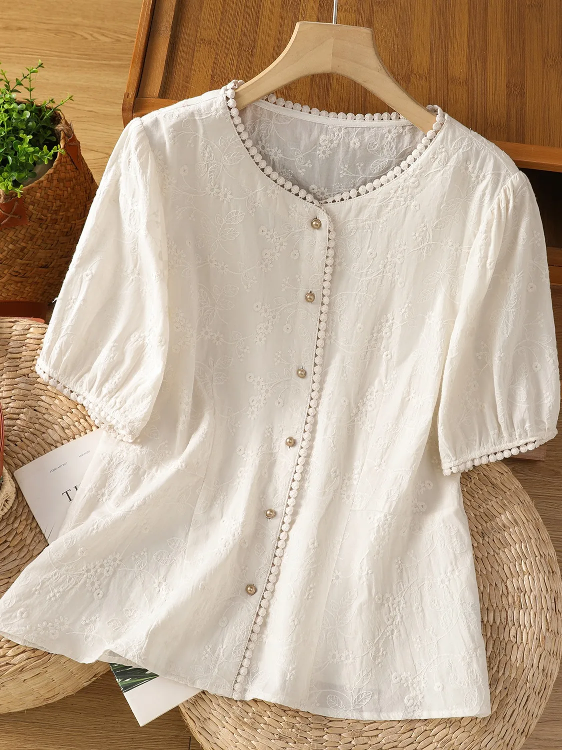 Csa fena e com gola redonda, manga curta, bordado, flor, novo estilo chinês, costura pesada, moda verão