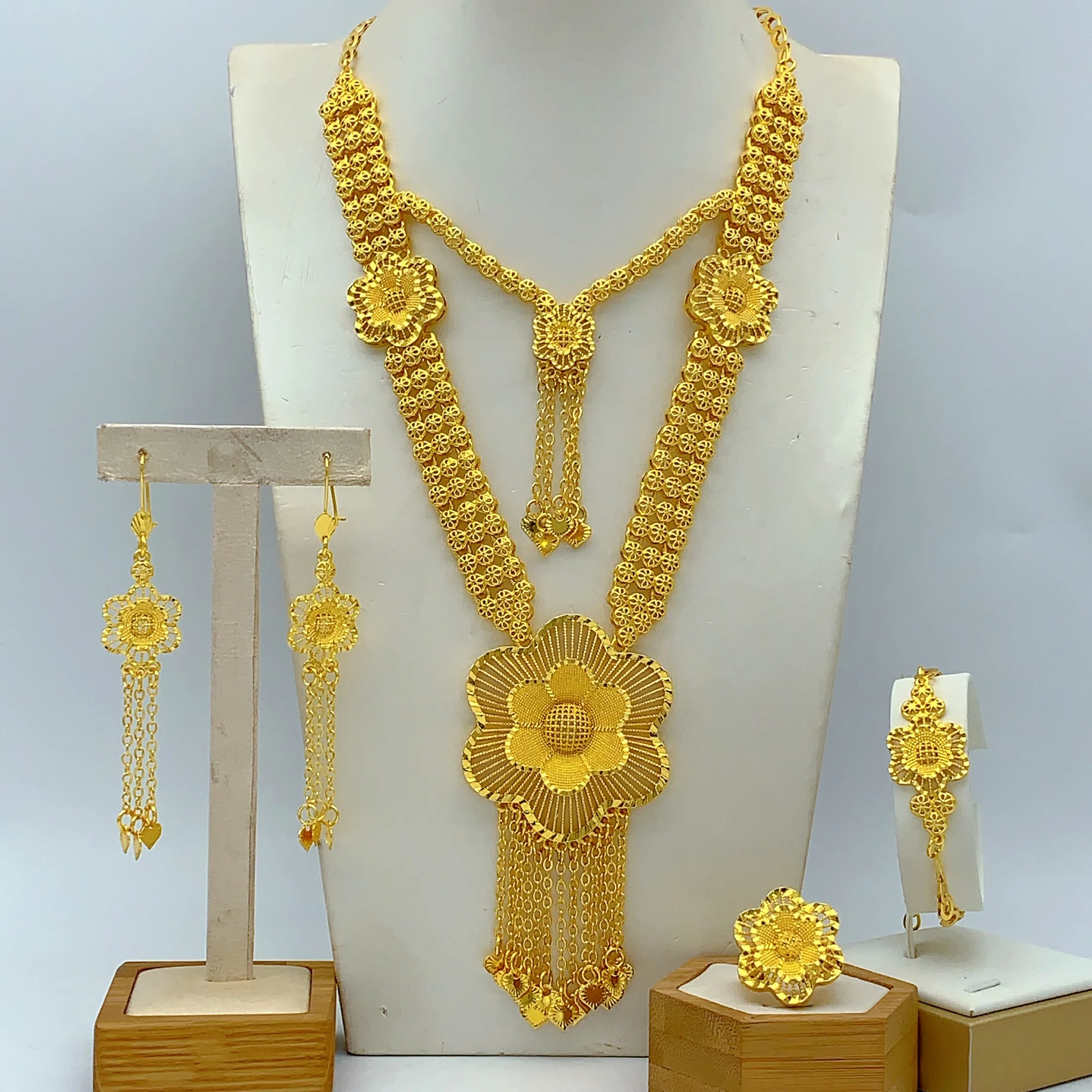 Italienisches 24K Goldfarbenes Schmuckset für Damen, Äthiopisches Dubai Blumen-Quasten-Halsketten-Armband-Ohrring-Ring-Set, Partygeschenk – Detail 2