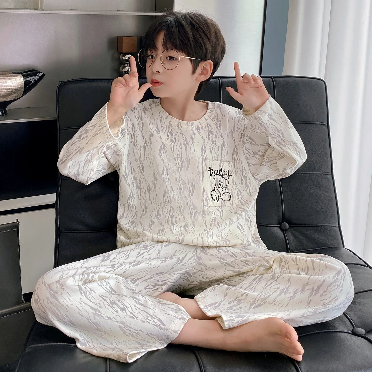 Bear-patterned pajama set, a long-sleeved top and matching pants, comfortable homewear