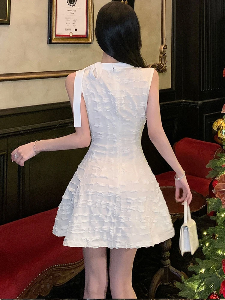 الصيف الأبيض الجاكار شيك القوس طوق فستان قصير المرأة أنيقة Bodycon فستان بلا أكمام 2025 الكورية موضة فستان مناسبات غير رسمية