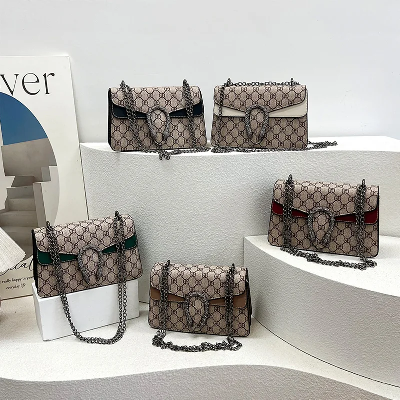 حقيبة كروس نسائية عصرية بطباعة حروف - PU مع حزام سلسلة معدنية وقفل مغناطيسي وقاعدة متينة للتسوق والاستخدام اليومي